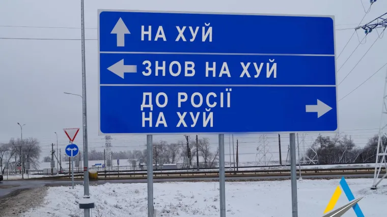 Ukrajinci uklanjaju prometne znakove koji bi mogli  koristiti ruskim snagama: 'Odj**ite nazad u Rusiju!'