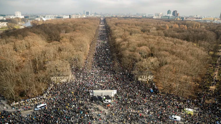 Na ulicama Berlina okupilo se vi&scaron;e od 500.000 ljudi? 'Stop ratu! Putine, povuci vojsku iz Ukrajine!'