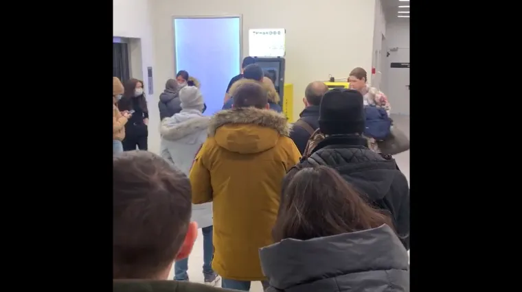 VIDEO Rusi pohrlili na bankomate nakon te&scaron;kih sankcija Zapada: Čekaju u dugačkim redovima da bi podigli novac