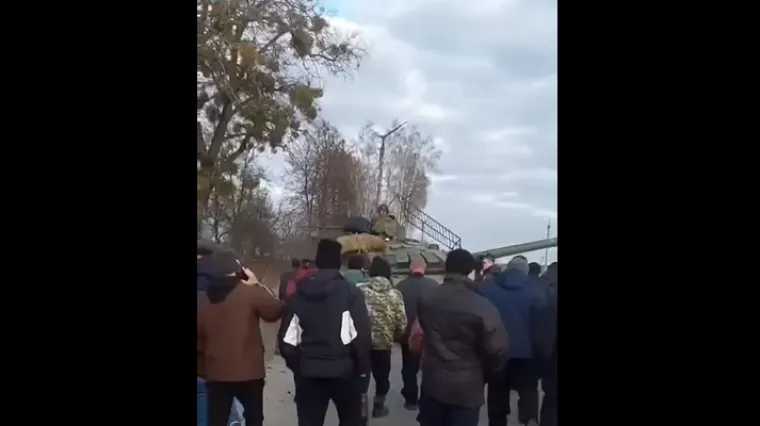 VIDEO Ruski tenkovi na sjeveru Ukrajine zalutali pa pitali lokalce za smjer. Ovi promptno reagirali