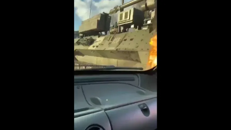 VIDEO Novinar objavio snimku: Žena iz automobila baca Molotovljev koktel na tenk