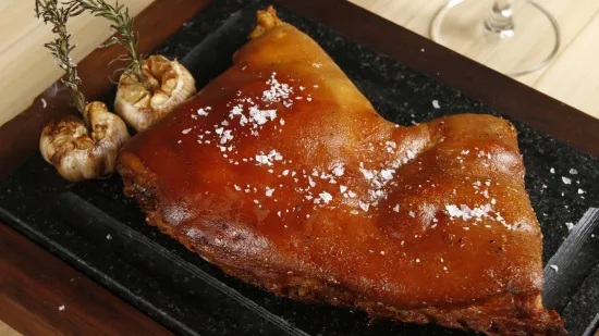 Ne treba vam ražanj, odojak možete savr&scaron;eno ispeći u pećnici. Slijedite ove korake