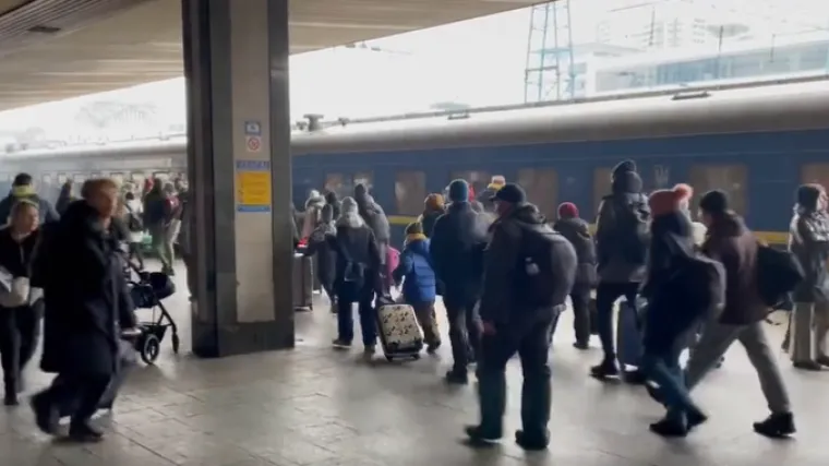 VIDEO Panika na glavnom željezničkom kolodvoru u Kijevu: 'Ljudi se boje da im je ovo zadnja &scaron;ansa za bijeg'