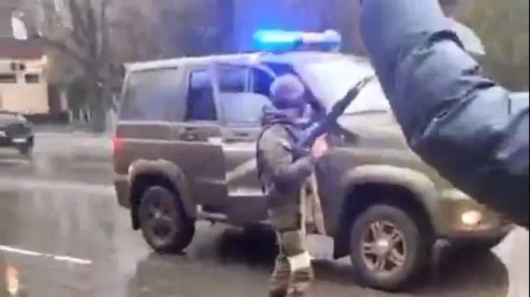 Objavljena snimka ljudi koji su zaustavili rusku vojsku: Bez oružja stoje ispred vojnika koji puca u zrak i govore mu 'Idi kući!'