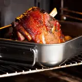 Ne treba vam ražanj, odojak možete savr&scaron;eno ispeći u pećnici. Slijedite ove korake