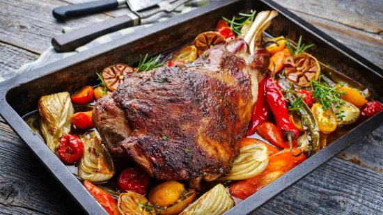 Kako se peče janjetina u pećnici? Recept za sočan i bogat ručak