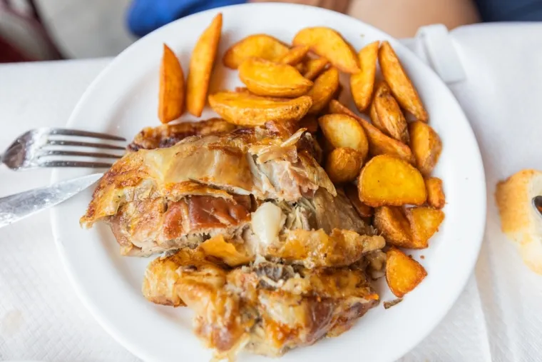 Kako se peče janjetina u pećnici? Recept za sočan i bogat ručak