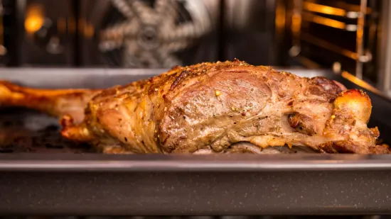Kako se peče janjetina u pećnici? Recept za sočan i bogat ručak