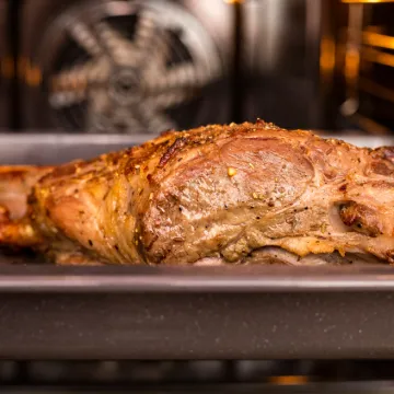 Kako se peče janjetina u pećnici? Recept za sočan i bogat ručak
