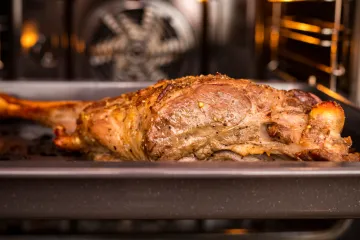 Kako se peče janjetina u pećnici? Recept za sočan i bogat ručak