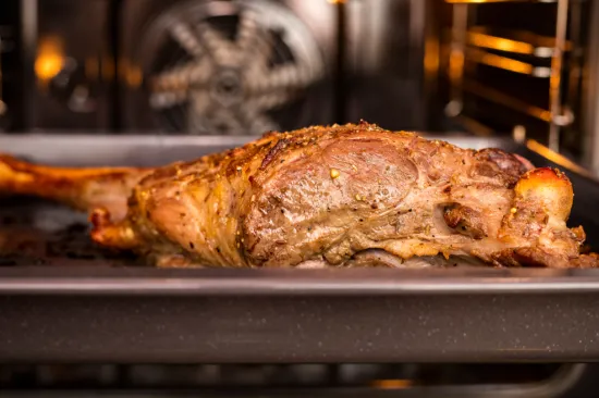 Kako se peče janjetina u pećnici? Recept za sočan i bogat ručak