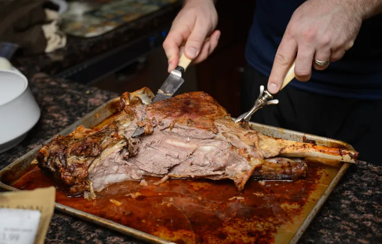 Kako se peče janjetina u pećnici? Recept za sočan i bogat ručak