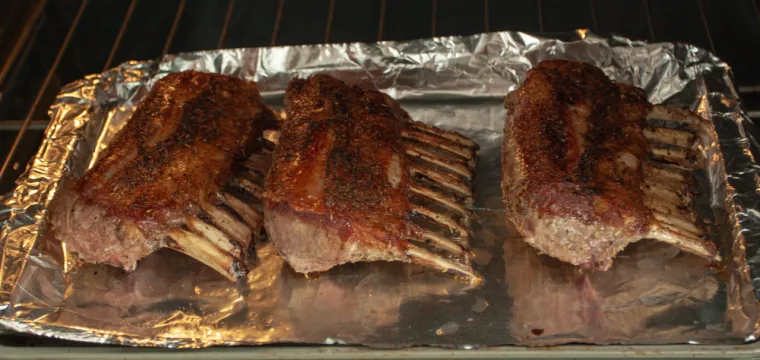 Kako se peče janjetina u pećnici? Recept za sočan i bogat ručak