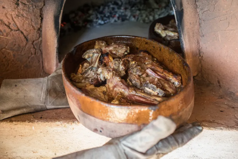 Kako se peče janjetina u pećnici? Recept za sočan i bogat ručak