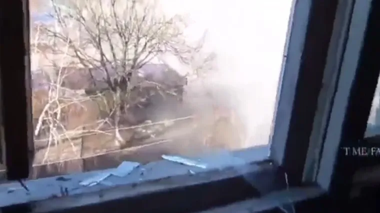 VIDEO Ukrajinac snimao tenk iz zgrade, a onda je uslijedio napad. Za dlaku je izbjegao smrt