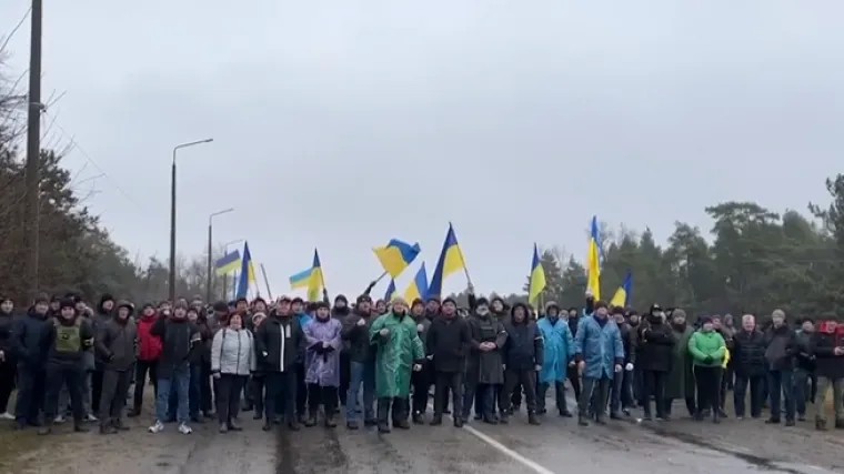 VIDEO Impresivni prizori iz Ukrajine: Stotine lokalaca i radnika stalo na cestu koja vodi do nuklearke, zaustavili Ruse