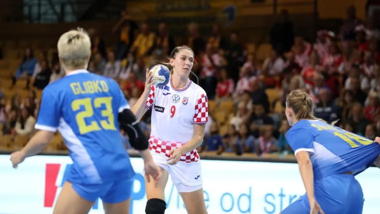 Ćamila Mićijević duhovito "bocnula" svoje suigračice na Instagramu