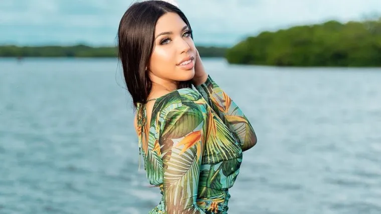 Nije li ovo noćna mora svake beauty blogerice? Usred prijenosa ispod kose joj izvirilo 'stvorenjce'