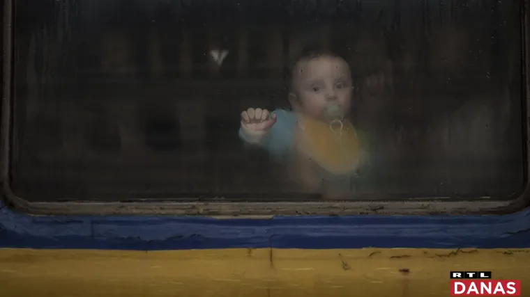 Rusi napadaju, oni bježe. Natalia je izbjegla iz Volnovahe i kaže: 'Rastrgana sam. Moram odvesti sina na sigurno...'