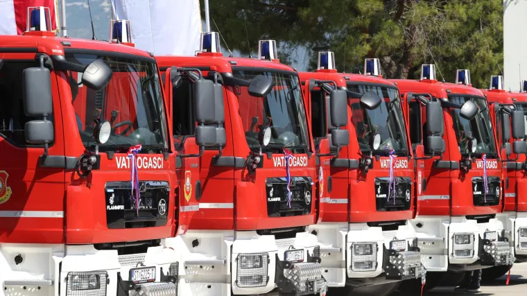 Vatrogasci se borili s požarom u Imotskoj krajini: 'U jednom trenutku vatra je zaprijetila jednom objektu'