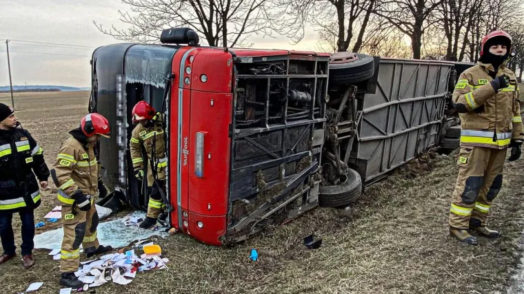 FOTO Te&scaron;ka nesreća: Autobus s ukrajinskim izbjeglicama sletio u jarak i prevrnuo se. Stradalo &scaron;est osoba među kojima je petero djece