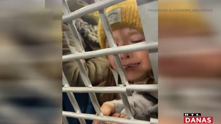 U antiratnim prosvjedima starci i djeca. Uhićena djevojčica iz Moskve u suzama pitala: 'Za&scaron;to ovdje sjedim'