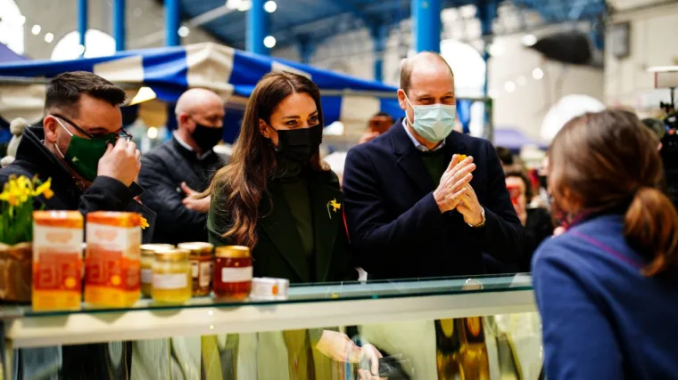 Kate i William prekr&scaron;ili protokol kad ih je Vel&scaron;anka pogre&scaron;no titulirala i ponovno osvojili srca svijeta