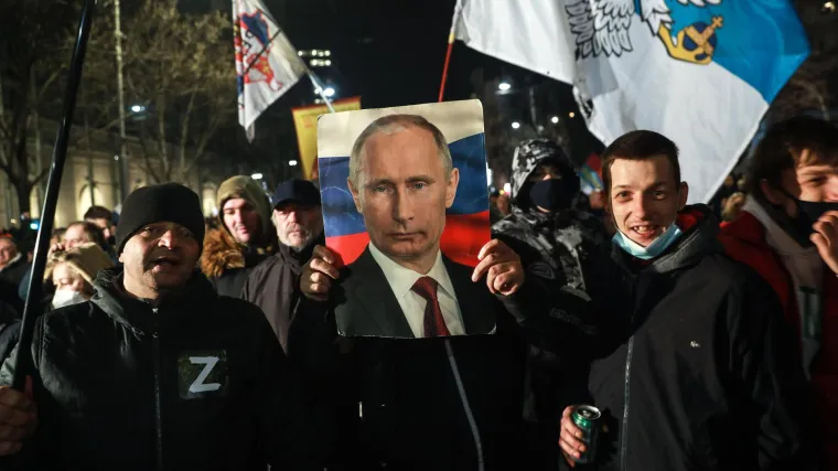 Dok cijeli svijet prosvjeduje protiv rata u Ukrajini, tisuću prosvjednika u Srbiji slavilo Putina i podržalo agresiju