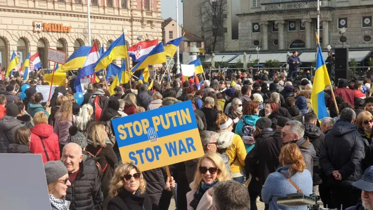 FOTO Veliki skup podr&scaron;ke Ukrajini u Zagrebu: Građana do&scaron;li ogrnuti ili noseći ukrajinske i hrvatske nacionalne zastave