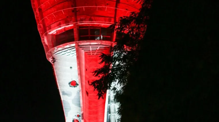 Srpski mediji pi&scaron;u da je Vukovarski vodotoranj bio osvijetljen crveno-bijelim bojama zbog Crvene zvezde: To nije istina, evo o čemu se radi