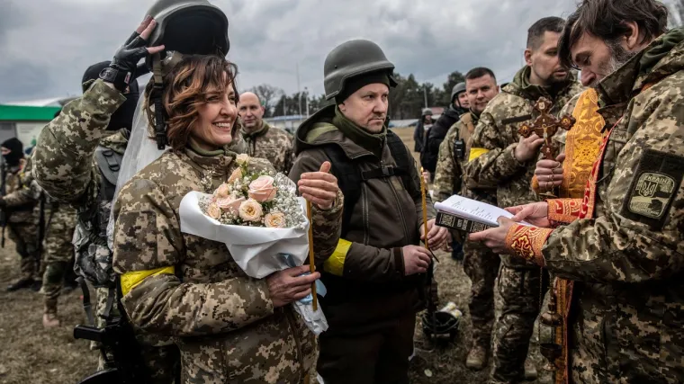 Ukrajinski borci, Lesja i Valerij, vjenčali se na prvoj liniji fronta nedaleko Kijeva: 'Ovdje imamo sve &scaron;to volimo i moramo to braniti!'