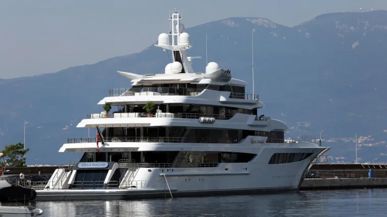 NY Post: Putinov oligarh iz Ukrajine u Rijeci ostavio megajahtu. Putin ga navodno vidi na čelu Ukrajine ako zbaci Zelenskog