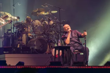 Phil Collins sinoć je posljednji put stao na pozornicu: Glazbeni bard je jedva prepoznatljiv i najvećim fanovima