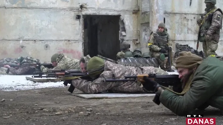 Kijev najgori napad čeka pretvoren u tvrđavu, mrtve pokapaju u parkovima: 'Tu leže dva civila, žena, dijete, vojnik'