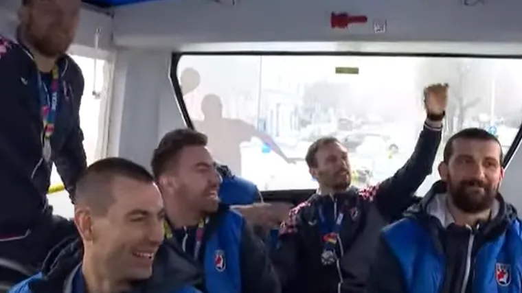 Prisjetite se kako su suigrači izluđivali Željka Musu pjesmom nakon &scaron;to je postao heroj reprezentacije