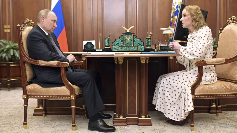 Dok svijet gleda raketiranje dječje bolnice u Mariupolju i žrtve, &scaron;to radi Putin? Pa, govori o pravima djece...