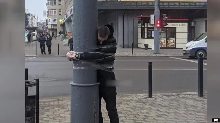 RTL u Lavovu, spremaju se za napad, traže oružje, pa i Oksana (58). A tko krade, zalijepe ga za stup - javno! Iz potrebe