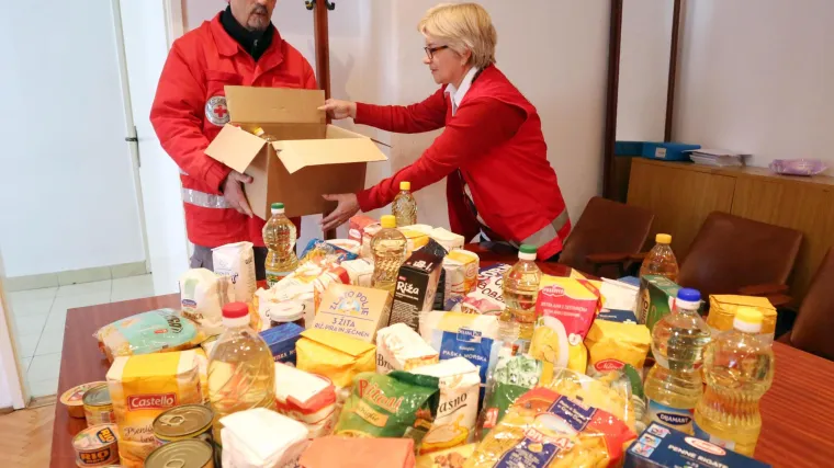 Crveni križ prikuplja humanitarnu pomoć za izbjeglice iz Ukrajine, objavili i koji artikli su prijeko potrebni