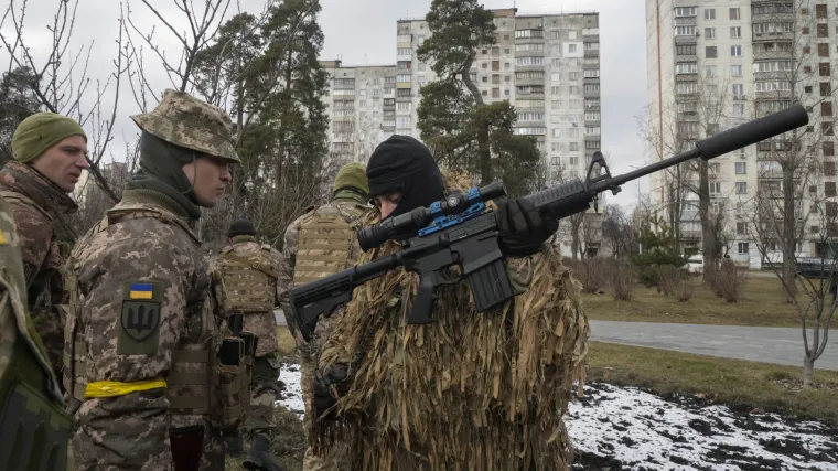 Ukrajina donosi novi zakon - uskoro i civili smiju pucati na neprijatelja. Zakonito naoružavaju i strance i osobe bez državljanstva