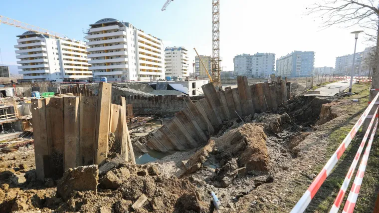 FOTO Novi problemi u &Scaron;panskom: Zemlja se odlomila i krenula niz padinu pa sa sobom odnijela &scaron;etnicu