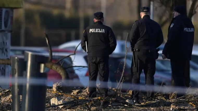 VELIKA GALERIJA Pad neidentificirane letjelice na Jarunu. Krater je promjera tri metra, a dubine jedan metar. Evo kako izgleda danas