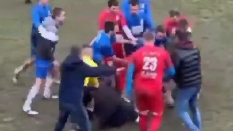 Pogledajte nezapamćenu tučnjavu u srpskom nogometu