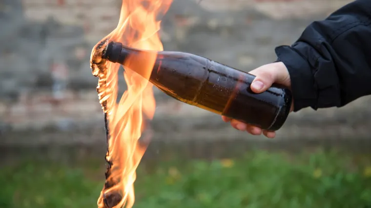 Molotovljevim koktelima poku&scaron;ao zapaliti kuću i radne strojeve sumje&scaron;tana: Napravio &scaron;tetu u vrijednosti 50 tisuća kuna