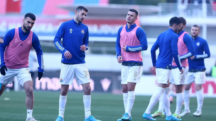 U Splitu napadanuti i Boysi i igrači Dinama. Privedena 44 navijača prije početka utrakmice, oduzet im čitav 'arsenal'