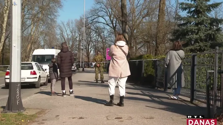 Krater oko sru&scaron;ene letjelice privlači znatiželjnike. RTL sa Zagrepčanima, ali i studentima: 'Oni koji su doživjeli potres ba&scaron; su se prepali'