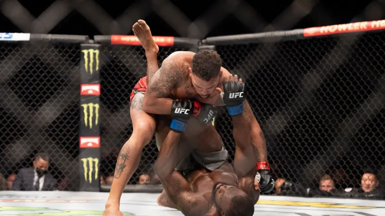 Bizarna situacija: Poznati MMA borac si motornom pilom zamalo odrezao stopalo