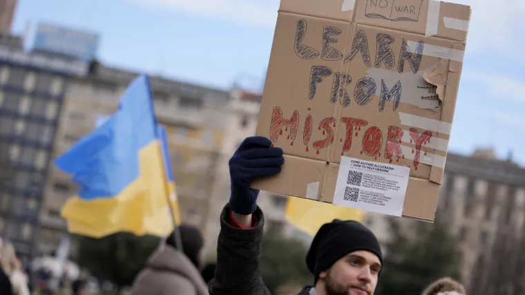 FOTO Diljem Europe prosvjedi zbog Rusije. Krcate ulice u Berlinu, 800 ljudi uhićeno u Rusiji. U Beogradu drugačija slika