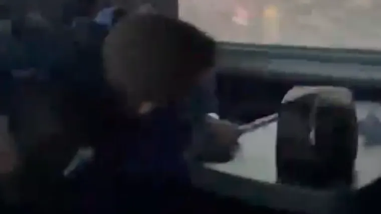 Dinamovci snimili trenutak kada im je razbijen autobus: 'U, je*ote! Pazi, pazi!'