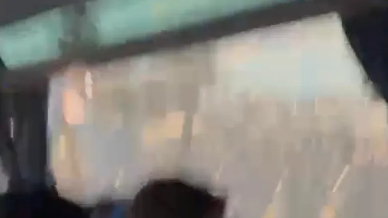 Pogledajte stravične snimke napada na Dinamov autobus, igrači su spa&scaron;avali glavu: 'Pazi, pazi'