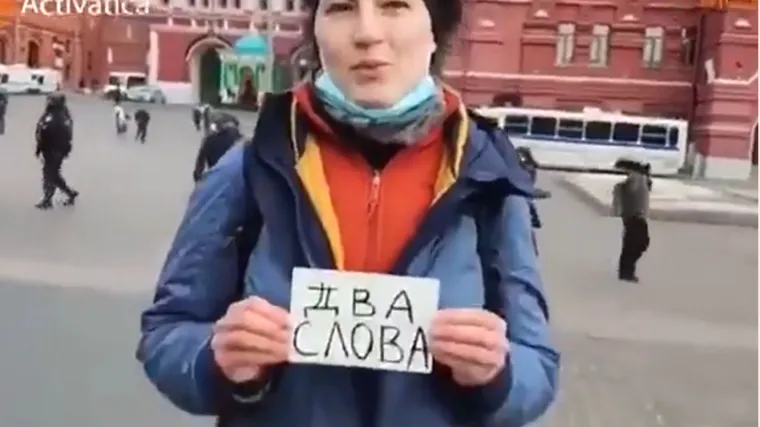 VIDEO Pogledajte koliko je sekundi trebalo da Putinova policija uhiti ženu u Moskvi zbog 'aktivizma'